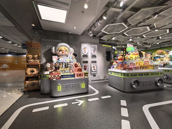 店舖入口的島形陳列櫃及地面道路標線圖案 – IPL 施工